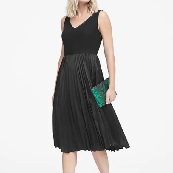 EUC Banana Republic Women's Black Pleated Dress, 0P